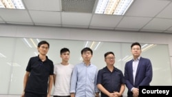 香港眾志秘書長黃之鋒（左三）和香港學聯前副秘書長岑敖暉（左二）與香港立法會議員朱凱迪（左一）在民進黨總部與民進黨秘書長羅文嘉（右二）和副秘書長林飛帆（右一）。 （2019年9月3日，民進黨提供）