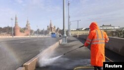 莫斯科的疫情防控人員在噴灑消毒液。