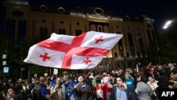 На акции протеста перед зданием парламента Грузии против "закона об иноагентах". Тбилиси, 18 мая 2024.