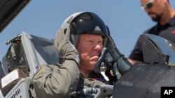 Министр ВВС США Фрэнк Кендалл в кабине самолета X-62A VISTA на авиабазе Эдвардс, Калифорния, 2 мая 2024 года