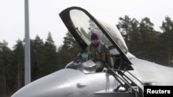 2015年3月26日，在阿馬里空軍基地，美國空軍第510戰鬥機中隊一名飛行員正從F-16戰鬥機上下來。（路透社照片）