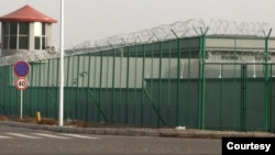 在中國西部新疆地區阿圖什崑山工業園區，周圍可以看到一座警衛塔和帶刺鐵絲網的一處設施。這是新疆地區越來越多的拘留營之一。