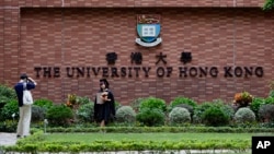 資料照片：香港大學學生在校園拍照。 （2021年7月16日）