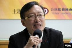 東吳大學政治學系副教授吳志中（美國之音楊明拍攝）