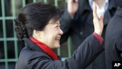 2012年12月19日韩国当选总统朴槿惠胜选后在首尔向支持者挥手致意
