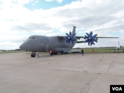2013年莫斯科航展上展出的烏克蘭安東諾夫運輸機。（美國之音白樺攝）
