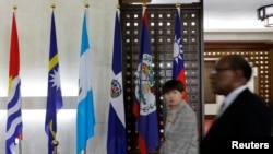 大眾在台灣外交部內走過多米尼加國旗（右三）。（2018年5月1日）