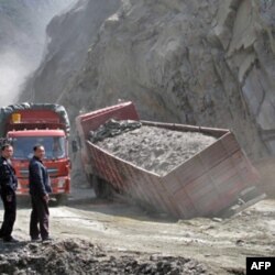 糟糕的路况和抛锚的车辆