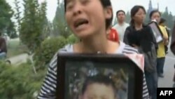 死难学生家长上街请愿抗议豆腐渣学校