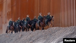 美國一支邊境巡邏隊沿著邊境牆巡邏
