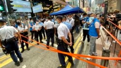 大批警員7月1日下午拉起封鎖線封鎖銅鑼灣記利佐治街行人專用區（美國之音湯惠芸)