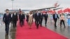 資料照：中共官媒新華社發布照片顯示，敘利亞總統阿薩德與夫人乘坐中國航空公司的飛機抵達杭州參觀訪問。（2023年9月1日）