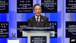 Kim Li, &eacute;tudiante &agrave; l&#39;universit&eacute; de Denver, regardant le d&eacute;bat sur un grand &eacute;cran.