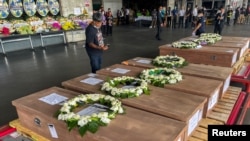 ສົບຂອງບັນດາຄົນງານຊາວໄທ ໄດ້ຖືກສົ່ງກັບຄືນມາປະເທດໄທ ຫຼັງຈາກໄດ້ເສຍຊີວິດໃນການບຸກໂຈມຕີຂອງກຸ່ມຫົວຮຸນແຮງຮາມາສ ຂອງປາແລສໄຕນ໌ ໃນເຂດພາກໃຕ້ຂອງອິສຣາແອລ ເມື່ອວັນທີ 20 ຕຸລາ 2023. REUTERS/Artorn Pookasook