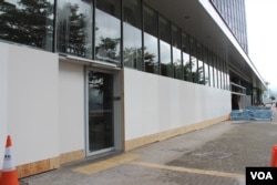 香港立法會破損的外部玻璃幕牆現被遮蓋起來（美國之音記者申華拍攝）