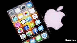 Brian Idowu of Nigeria (left) and Argentina&#39;s Lionel Messi fight for the ball during the group D match between Argentina and Nigeria, at the 2018 soccer World Cup in the St. Petersburg Stadium.