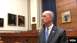 美國國會軍事委員會共和黨領導人索恩伯里(Mac Thornberry)2020年2月12日接受記者聯訪。（美國之音黎堡攝）