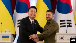 南韓總統尹錫悅在基輔與烏克蘭總統澤連斯基握手。（2023年7月15日）
