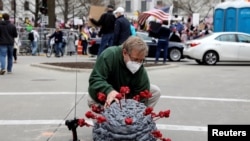 2020年4月24日人们在威斯康星州麦迪逊市国会大厦抗议该州延长居家令