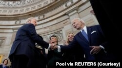 Трамп жмет руку Байдену