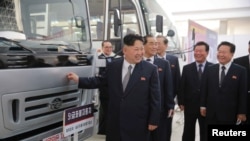 朝鲜领导人金正恩参观机械设备生产展。