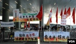 支持及反對梁振英的團體在立法會外示威