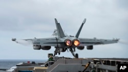 一架美國海軍飛機2月12日在加州聖迭戈海岸墜毀，兩名機組人員在失事前彈射逃生。