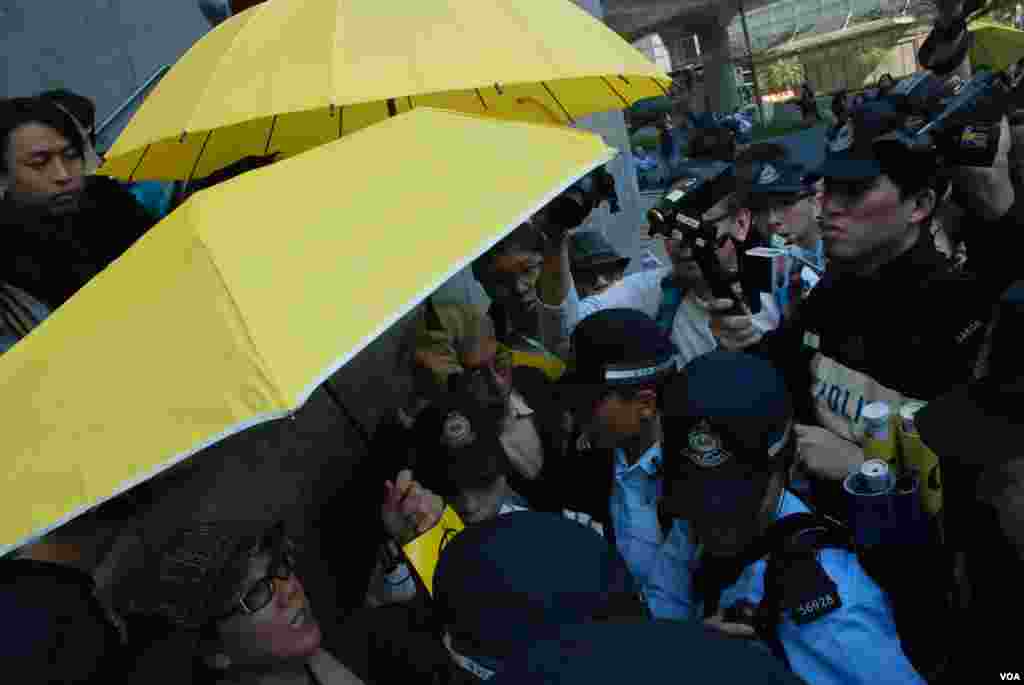 集會人士蔡淑芳(左一)涉嫌在「連儂牆」用粉筆塗鴉，被大批警員包圍