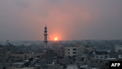 2023年12月5日，在加沙走廊南部拉法拍攝的這張照片顯示，以色列和哈馬斯武裝分子之間的戰鬥仍在繼續，汗尤尼斯發生爆炸。（法新社照片）