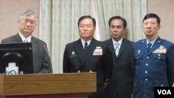 台灣國防部副部長(左一)夏立言在立法院接受質詢(美國之音張永泰拍攝) 