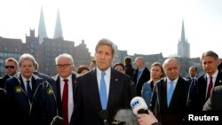 在七國集團外長會議期間，美國國務卿克里向媒體發表談話。