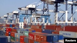 中國山東省煙台港等待運出口的集裝箱。