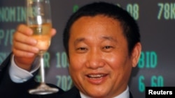 中國鋁業巨頭忠旺集團董事長劉忠田慶賀該集團在香港上市（2009年5月8日）