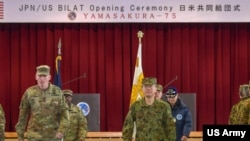 美國陸軍第一軍軍長沃雷斯基中將(左)和日本陸上自衛隊北部方面總監田浦正人中將出席“山櫻75”美日聯合演習啟動儀式。