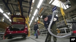 福特汽车公司在中国的合资企业重庆长安福特汽车公司的工人们在工作