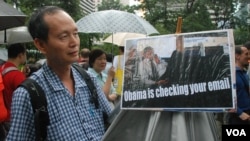 香港市民葉先生手持諷刺美國總統奧巴馬侵犯民眾電郵私隱的標語參加遊行 (美國之音湯惠芸)