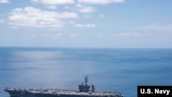 美国航母“卡尔·文森”号行驶在印度洋上。（4月15日拍摄）