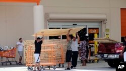 圖為顧客2017年9月8日從商店購買三合板。