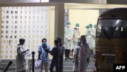 被困在武漢的緬甸學生2月2日被包機接回緬甸後在接受醫護人員的檢查。