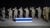 2025年11月13日，在加沙地带，以色列国防军士兵向哈马斯归还的、装有被扣押人质梅尼·戈达尔遗体的灵柩致敬。以色列国防军首席拉比埃亚尔·克里姆准将(右一)主持了简短的仪式。（照片来自以色列国防军）
