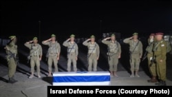 آرشیف: سربازان اسراییلی حین تسلیمی جسد یکی از گروگان‌ها در اواسط ماه نومبر