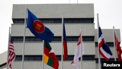 東盟與美國旗幟（路透社資料照）