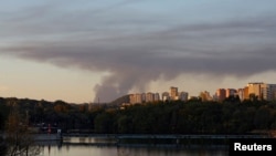 烏克蘭東部重要城市阿夫迪夫卡上空升起的煙塵。 （2023年10月11日）