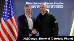 美国陆军部长丹·德里斯科尔(左)在乌克兰会晤了乌克兰国防部长丹尼斯·什米哈尔。(2025年11月19日)