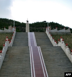 “中央红军长征胜利纪念碑”