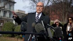 美國白宮首席經濟顧問庫德洛在白宮外對記者講話。 （2019年12月6日）