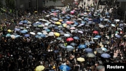 在2019年6月21日香港人在警察總部外抗議，要求香港領導人下台，並撤回引渡法案。