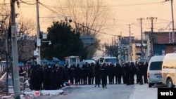 遭强拆的北京昌平香堂文化新村小区路口被防暴黑衣人封锁。（网络图片）