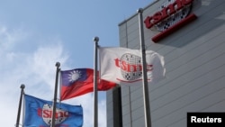 芯片制造代工龙头台积电和台湾的旗帜在新竹总部外飘扬。（资料照片）