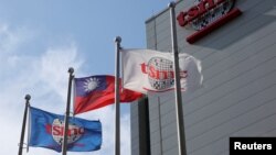 芯片制造代工龙头台积电和台湾的旗帜在新竹总部外飘扬。（资料照片）